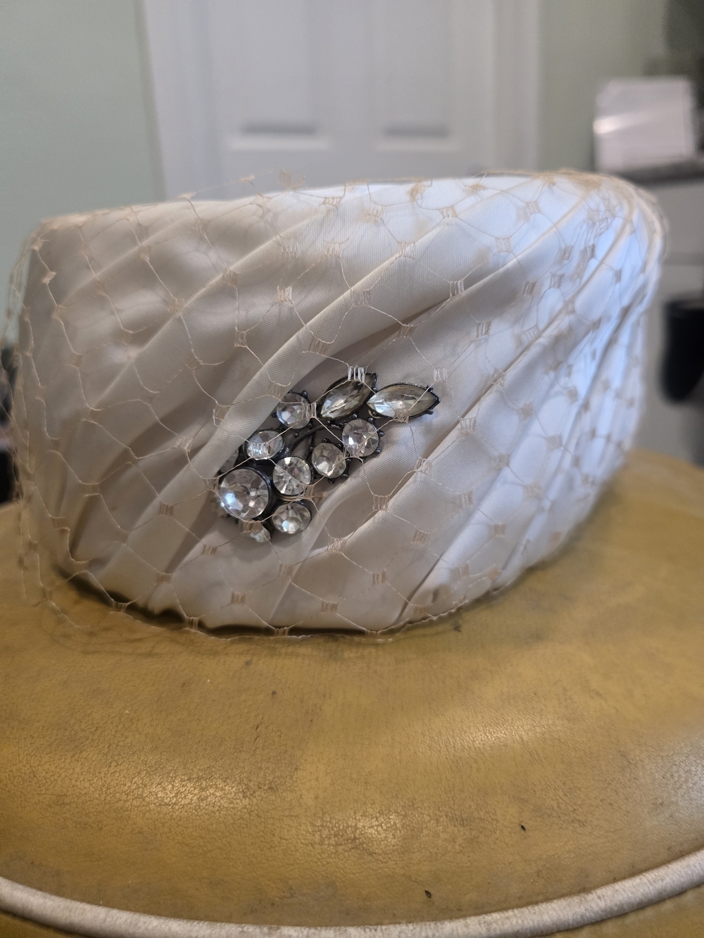 Vintage 1950s Pillbox Hat With Brooch - Picture 2 of 5